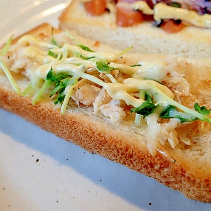 サラダチキン・干しえび・豆苗・チーズのトースト